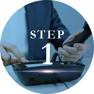 電話をかけている人物イメージ画像